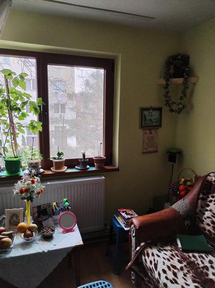 Apartament 3 camere , decomandat, zona Sud (Scoala 1-8), etajul 1/4.