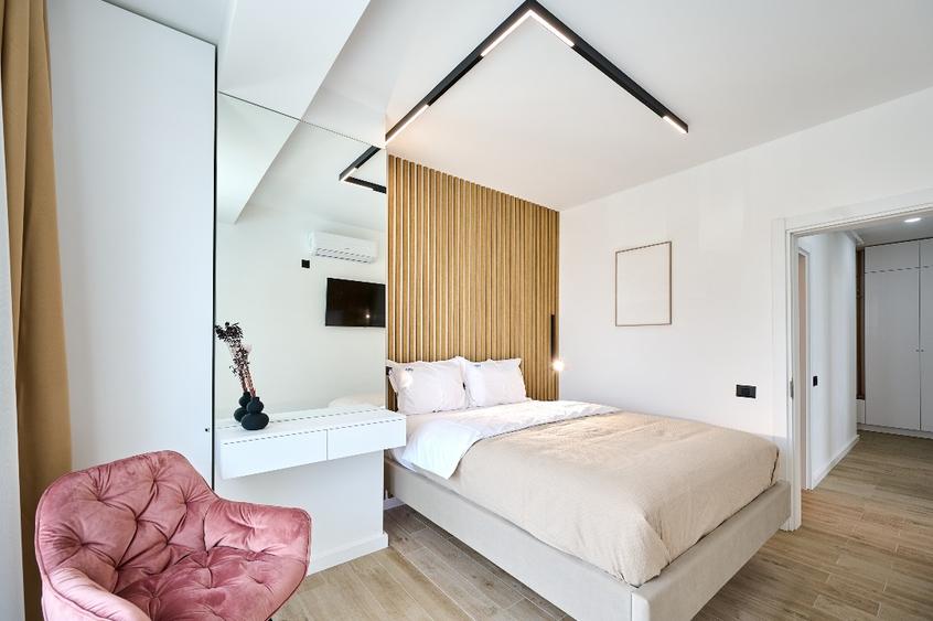 Ofer pentru inchiriere apartament 3 camere cu vedere frontala la mare