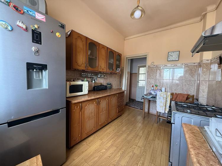 De vanzare apartament de 94MP cu curte de 90 MP