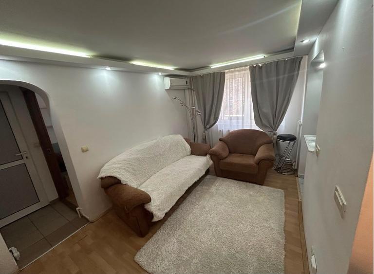 3 Camere Podu Ros 81 000 EUR (negociabil) Etaj 2/4