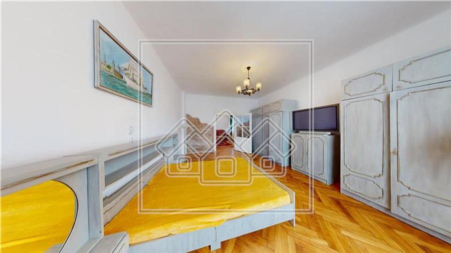 Ap. cu 2 camere si 20 mp de gradina, mobilat, Zona Centrala