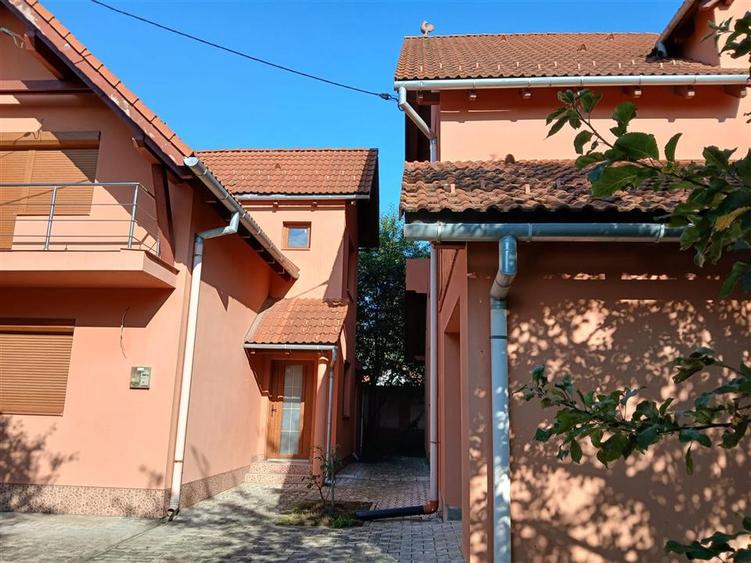 Oportunitate de investitie 2 case in aceeasi curte Fagaras Zona Centrala