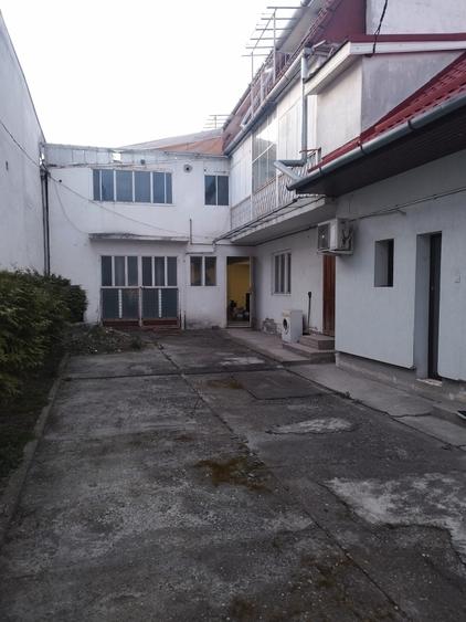 Vand casa cu 10 camere in zona 7 Noiembrie