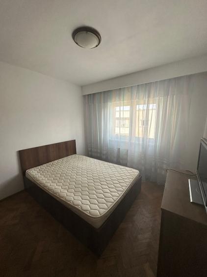 DIRECT PROPRIETAR - Apartament 3 camere decomandat, infrastructură tehnică solid