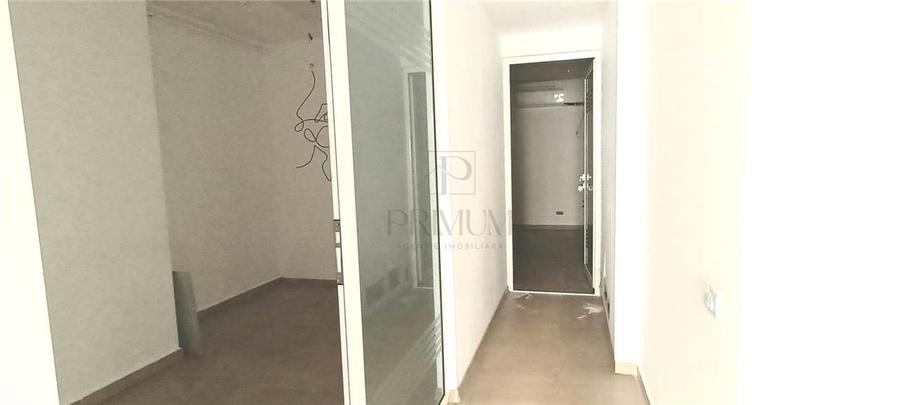 Spatiu comercial renovat cu 2 vitrine mari 11 ml, pe colt - Complexul Studentesc
