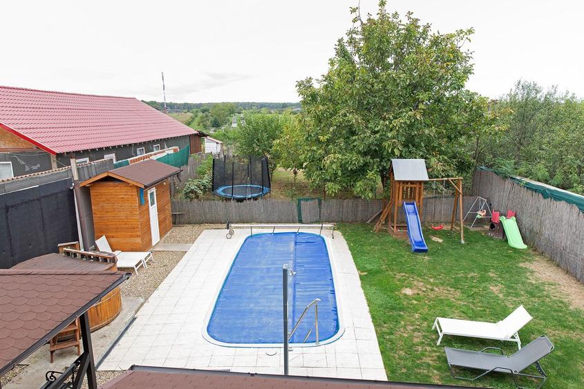 Vilă 5 dormitoare, 4 băi, 2 248mp teren, piscină. Preț: 229 000 E.
