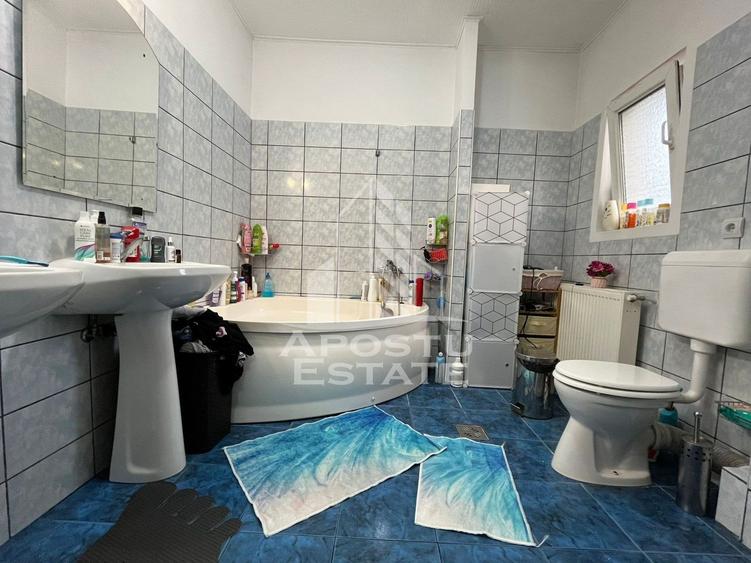 Casa individuala, 6 camere, 3 bai, garaj,acces auto, teren de 411
