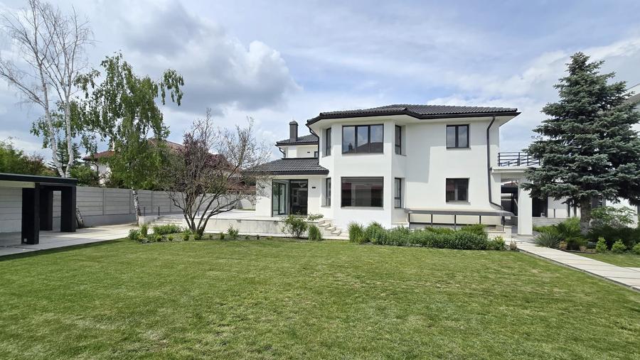 Casa superba cu teren 1000 mp, lift, dormitoare la parter, spatii generoase