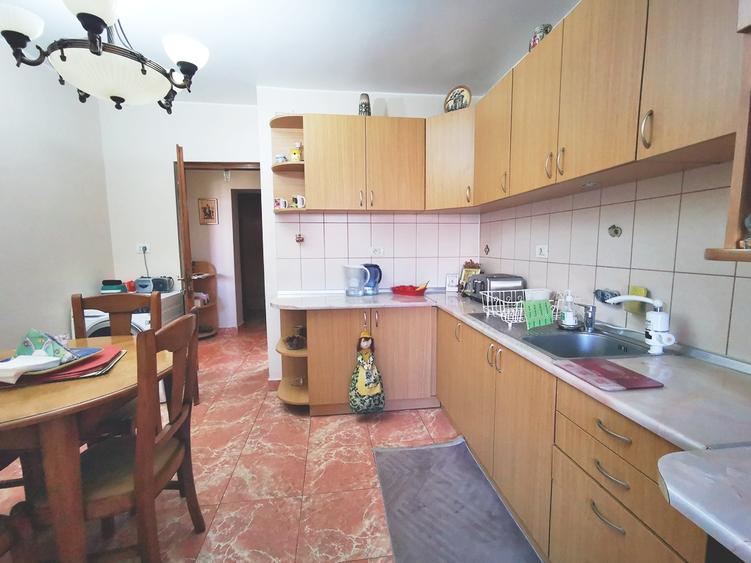 Vanzare 4 cam modern,complet renovat 100 mp, boxa si parcare ADP zona Parlament