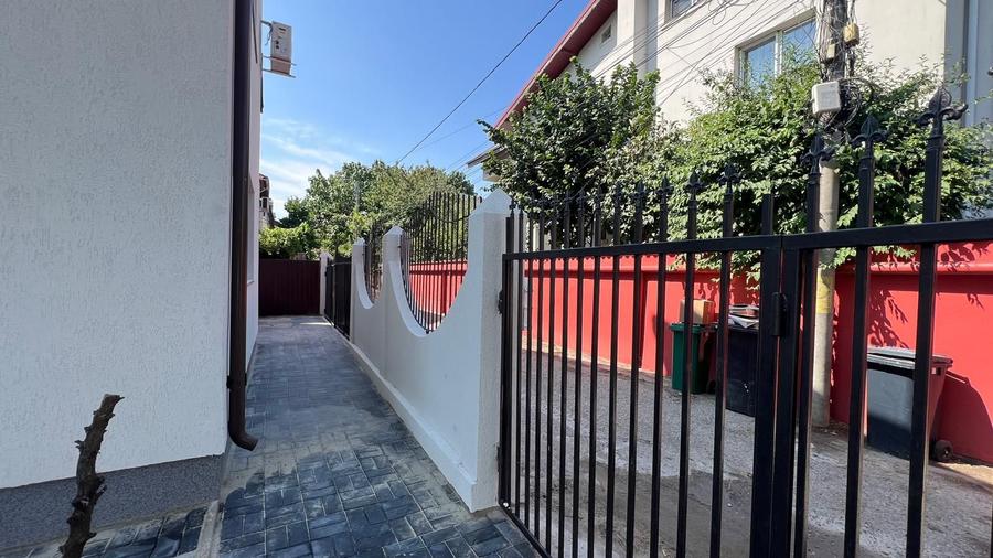 Casă P+1 – 4 dormitoare, curte modernă, dormitor la parter