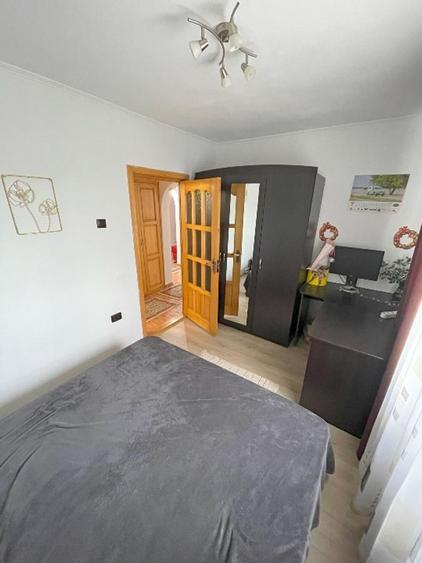 Apartament 3 camere zona Primaverii/Capat 1 , etaj 4 cu sarpanta ,mobilat