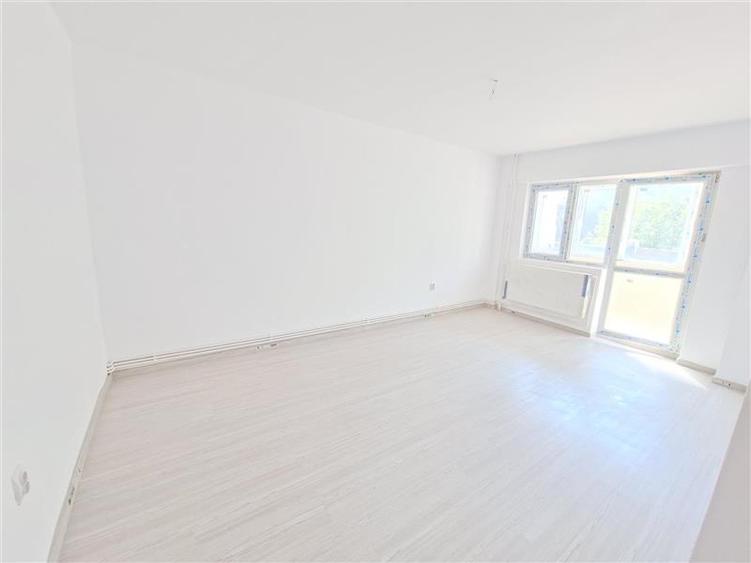 Apartament 3 decomandate, etaj 1, renovat, zona Ura