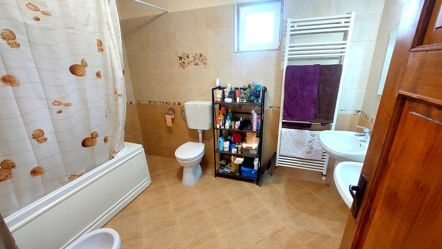 Gospodarie, casa cu 5 camere si 8272 mp teren, in Oarda