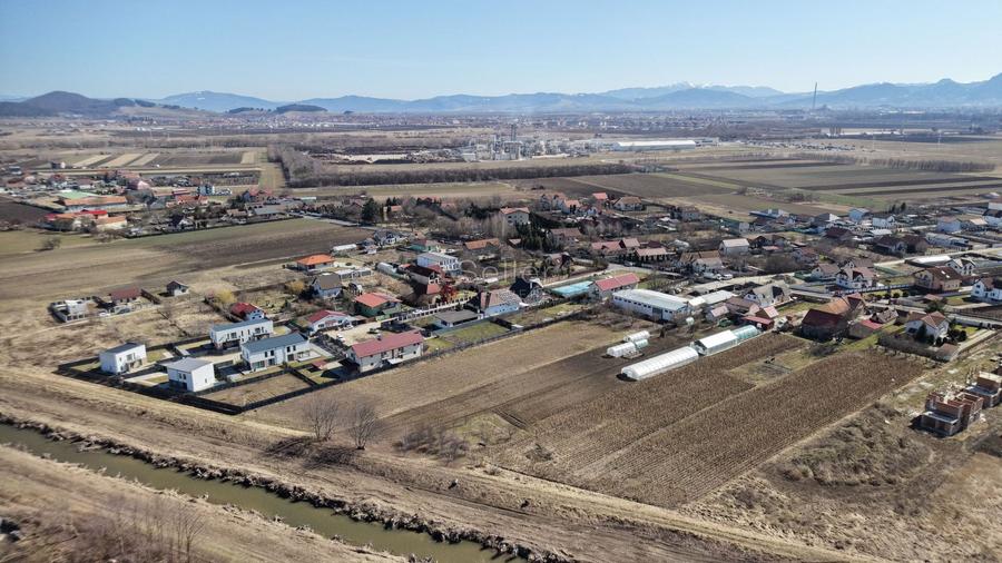 Teren intravilan cu hala construita