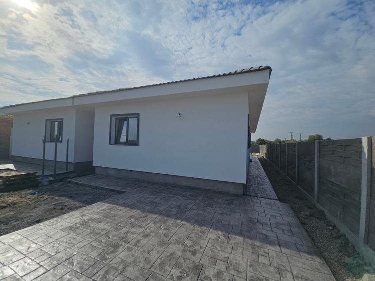 Duplex despartit prin camera tehnica cu asfalt