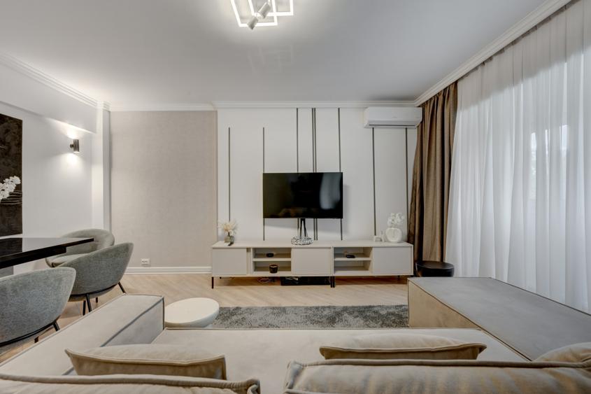 Apartament cu vedere spectaculoasă, 3 camere, 2 băi, bloc 1979, Universitate!