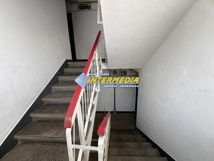 Apartament cu 2 camere CETATE etaj intermediar