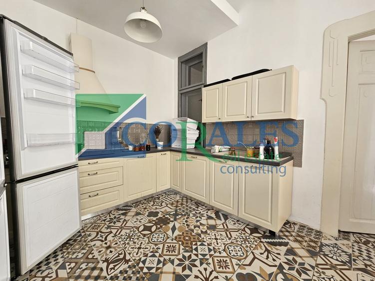Piata Unirii! Cladire renovata!. Vedere pe pietonala! Lift!