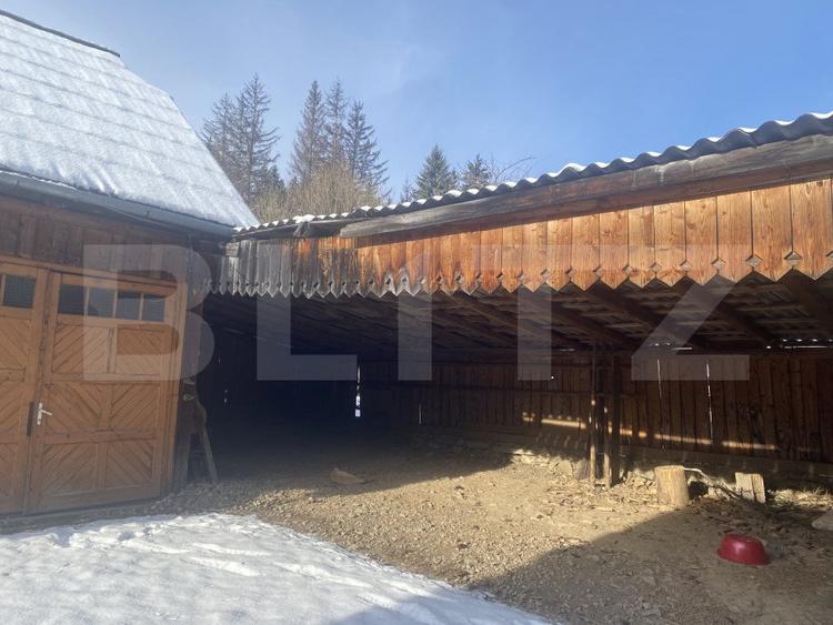 Vânzare 2 case tradiționale, 3 camere + teren, 3450 mp, Campulung Moldovenesc