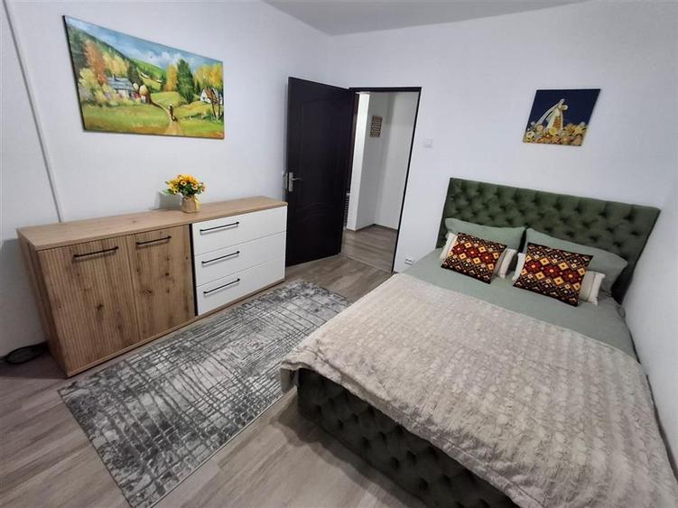Apartament 3 camere decomandat balcon pivnita zona Vasile Aaron