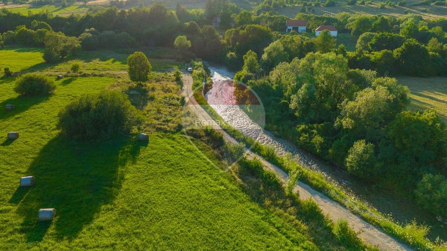 Teren intravilan 7.660 mp lângă Bran, panoramă 360°, comision 0%