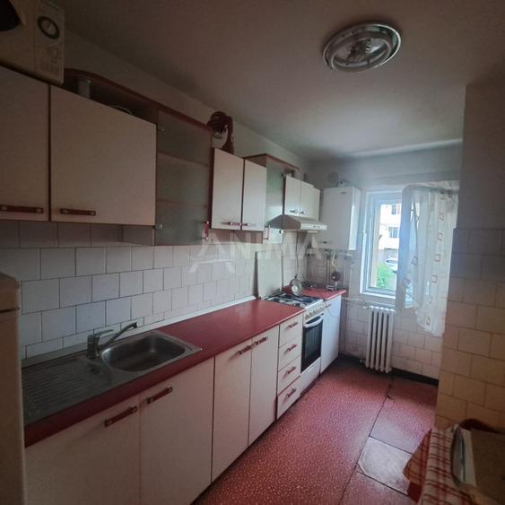 Apartament cu 4 camere, etaj 1, compartimentare decomandată, zonă excelentă