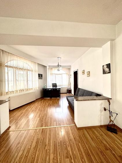 Vilă zona Budapesta: 2 apartamente spațioase, open-space, parcare inclusă