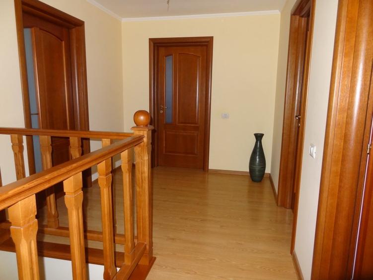 Valu lui Traian Vila 5 camere cu curte.