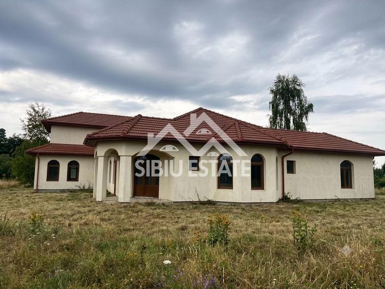 Conac de vânzare, pe Valea Avrigului