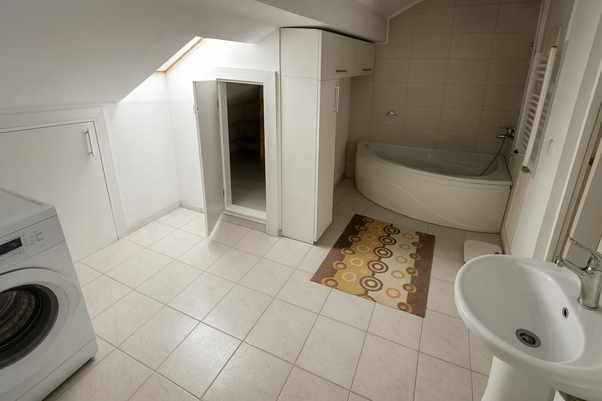 OPORTUNITATE! Apartament la mansarda cu 3 camere 100mp zona Tilisca