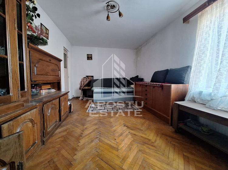 Casa individuala cu 5 camere si terasa, zona linistita Sanicolaul Mic