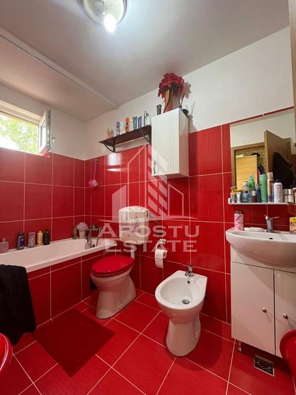 Jumatate de duplex  cu 4 camere si 2 bai, decomandat situat in Utvin