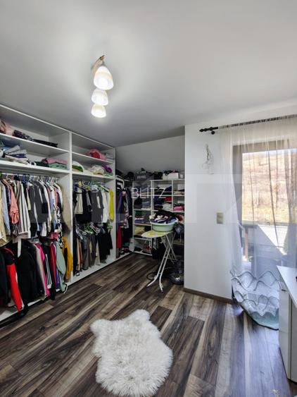 Casă de vânzare cu priveliste superba – proprietate ideală pentru două familii