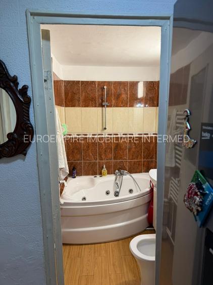 Apartament cu 2 camere  de vânzare, decomandat, zona Km 4-5 - 6