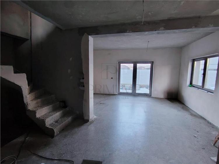 Duplex superb - Separat prin spatiu de depozitare - bucatarie inchisa