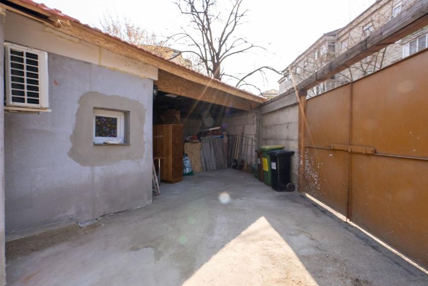 Casa cu 300 mp de teren , acces auto si dublu front in Nufarul