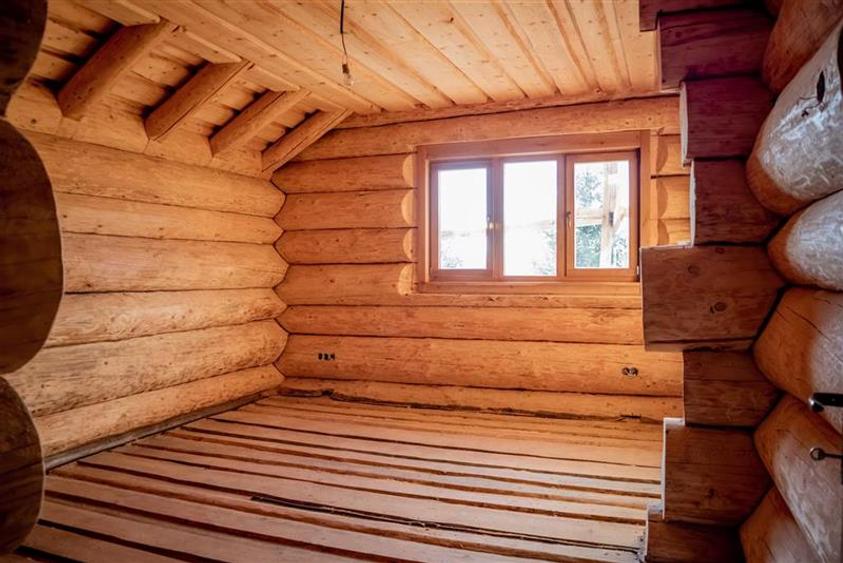 Casa din lemn rotund (Izvoru Muresului, str. Garii)