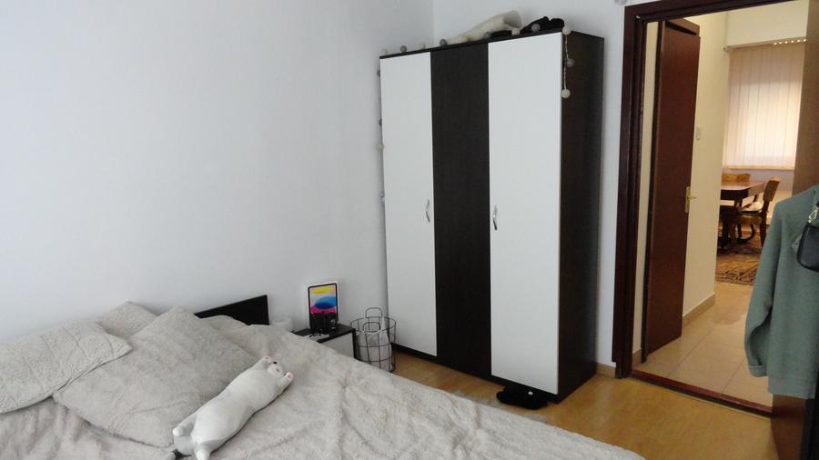 Apartament cu 3 camere, amenajat cu 3 dormitoare, zona centrala