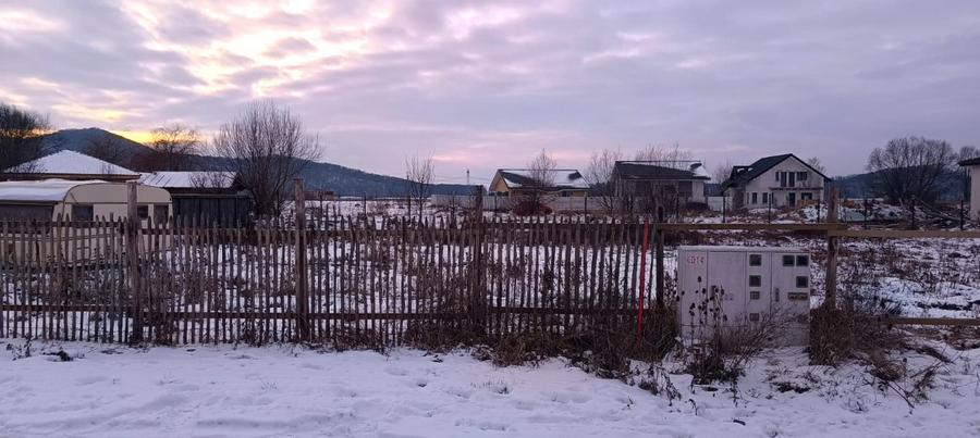 Lot de teren cu toate utilitatile intre case locuite