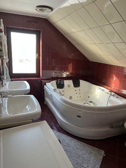 Proprietar - Vând casă individuală 4 camere,2 bai, beci, pod,jacuzzi,terasa - 4
