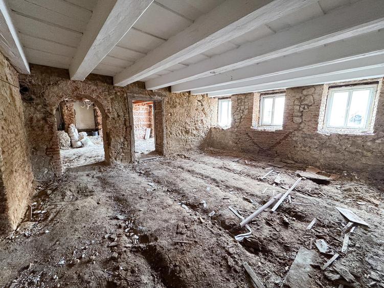 Apartament 2 Camere 80 mp UTILI De Renovat Str. Lunga