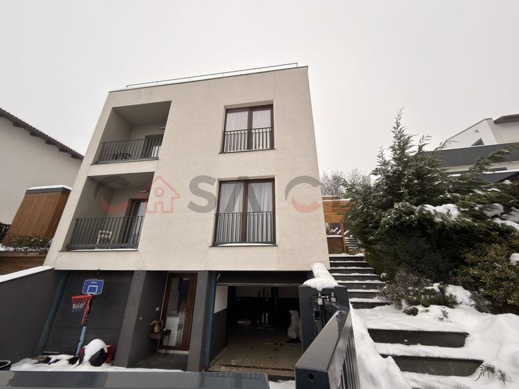 Apartament tip penthouse cu terasa si acces la curte