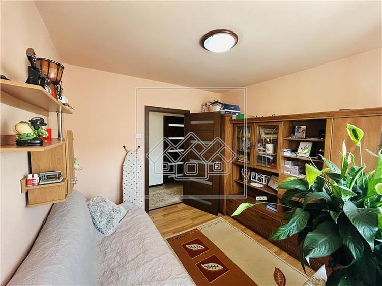 Ap decomandat, 4 camere, balcon - Zona Mihai Viteazu