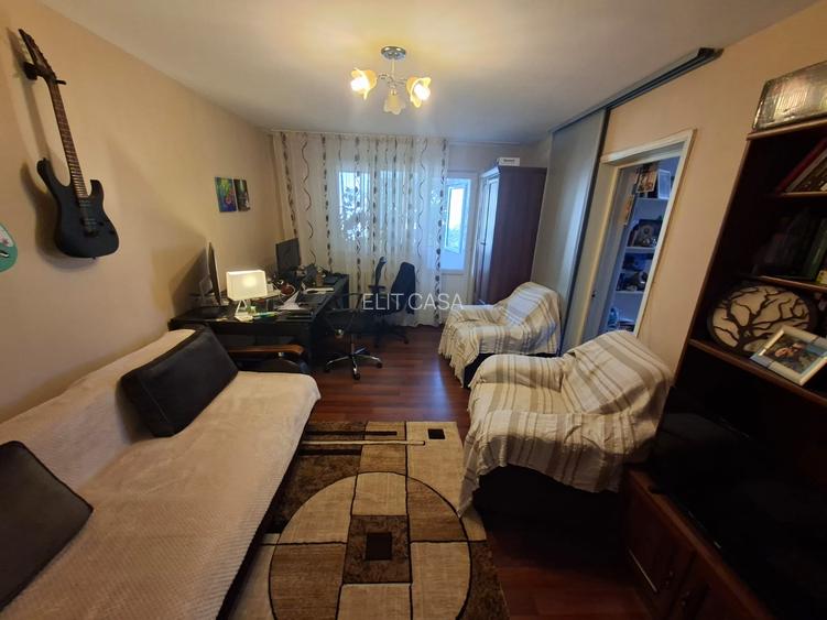Apartament cu 2 camere, decomandat,  etajul 3/4, zona Baza 3 - 3