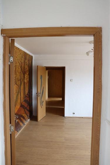 Apartament 3 camere intr-o zona linistita si insorita. Pret negociabil