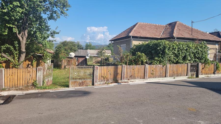 Casa cu 1180 mp teren in comuna Bunesti