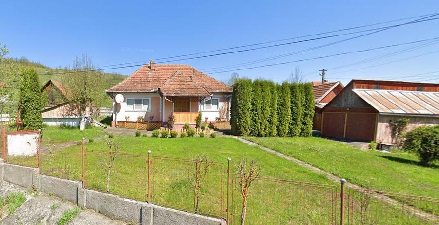 Gospodarie cu teren generos si constructii solide intr-o zona linistita