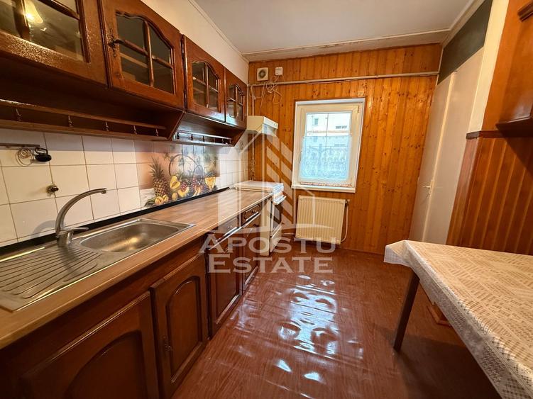 Apartament cu 3 camere, etajul 1, centrala proprie, zona Cotu Mic