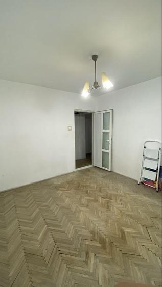 Vând apartament 2 camere semidecomandat, zona Stomatologie, Spital neuropsihiatr