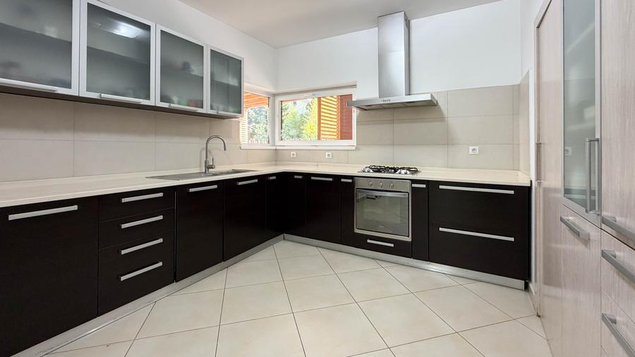 Pipera: Vila spatioasa cu 5 dormitoare si o curte de 350 mp !